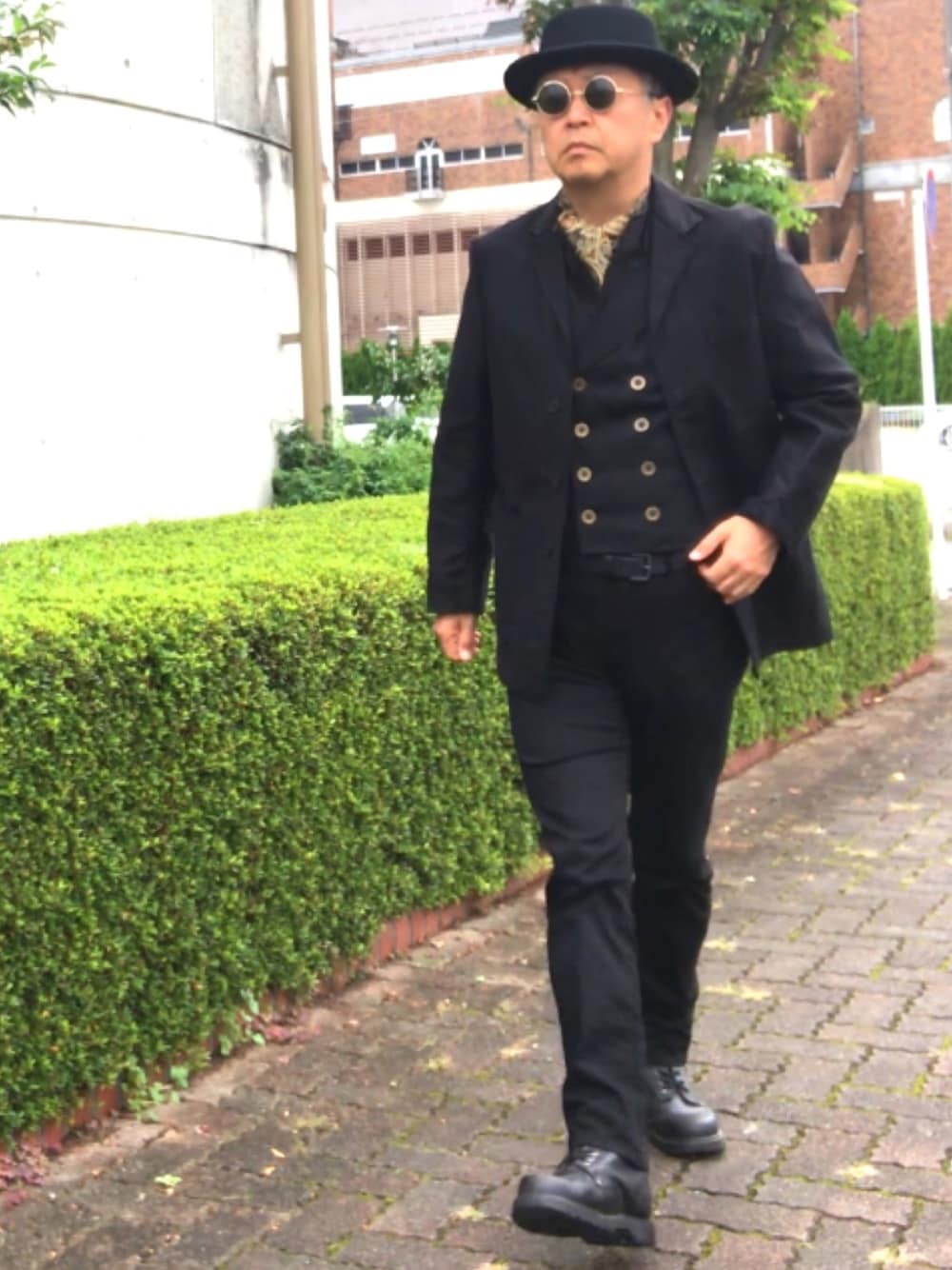 「黒コーデ、トラッド、パンク、黒丸サングラス、ポークパイハット」｜「マリリン・マンソン1のアイテム（その他、その他）」を使った、でゑさん（メンズ・175cm）の秋コーディネートの1枚目の写真