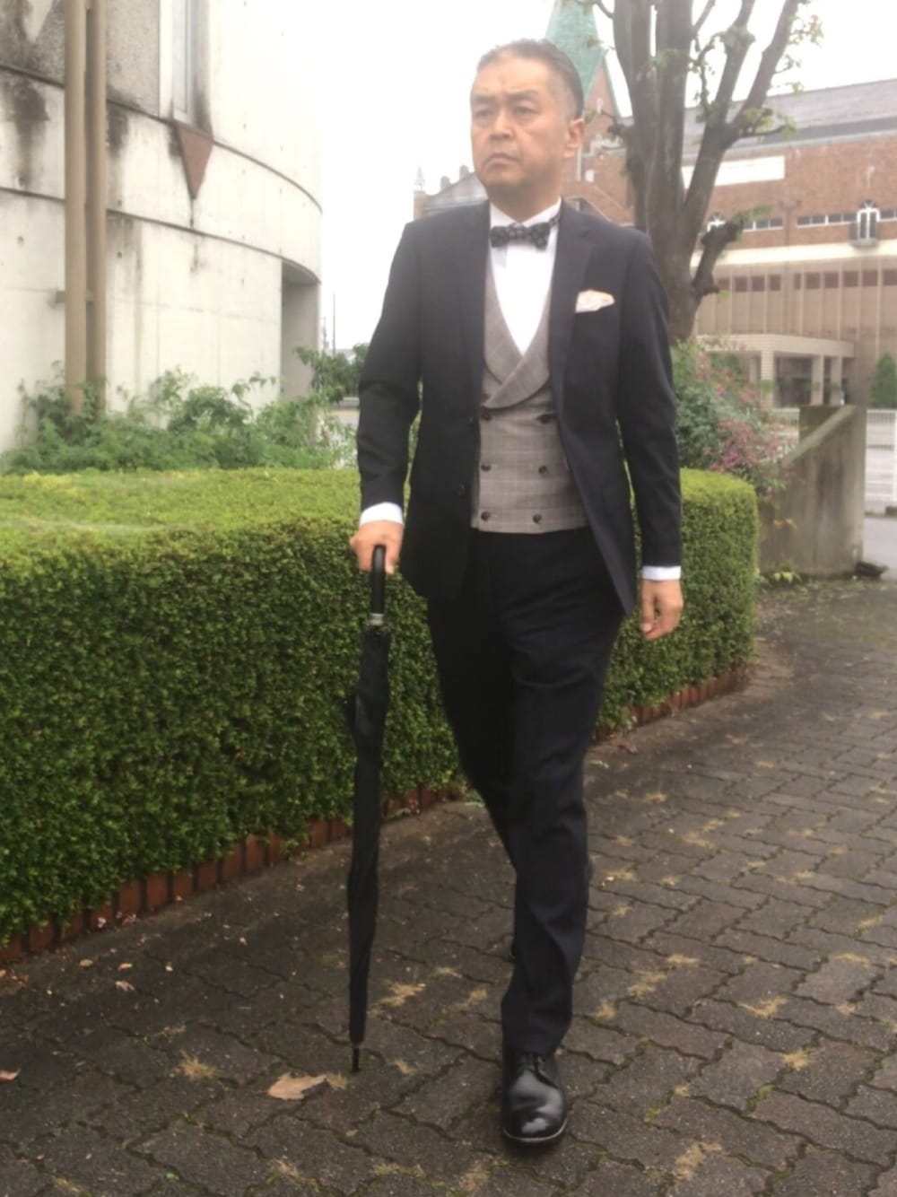 「結婚式、ダークスーツ、ウイングカラーシャツ、蝶ネクタイ、トラッド」｜「UNIQLOのアイテム（フォーマルスーツ/小物、ブルー系）」を使った、でゑさん（メンズ・175cm）の秋コーディネートの1枚目の写真