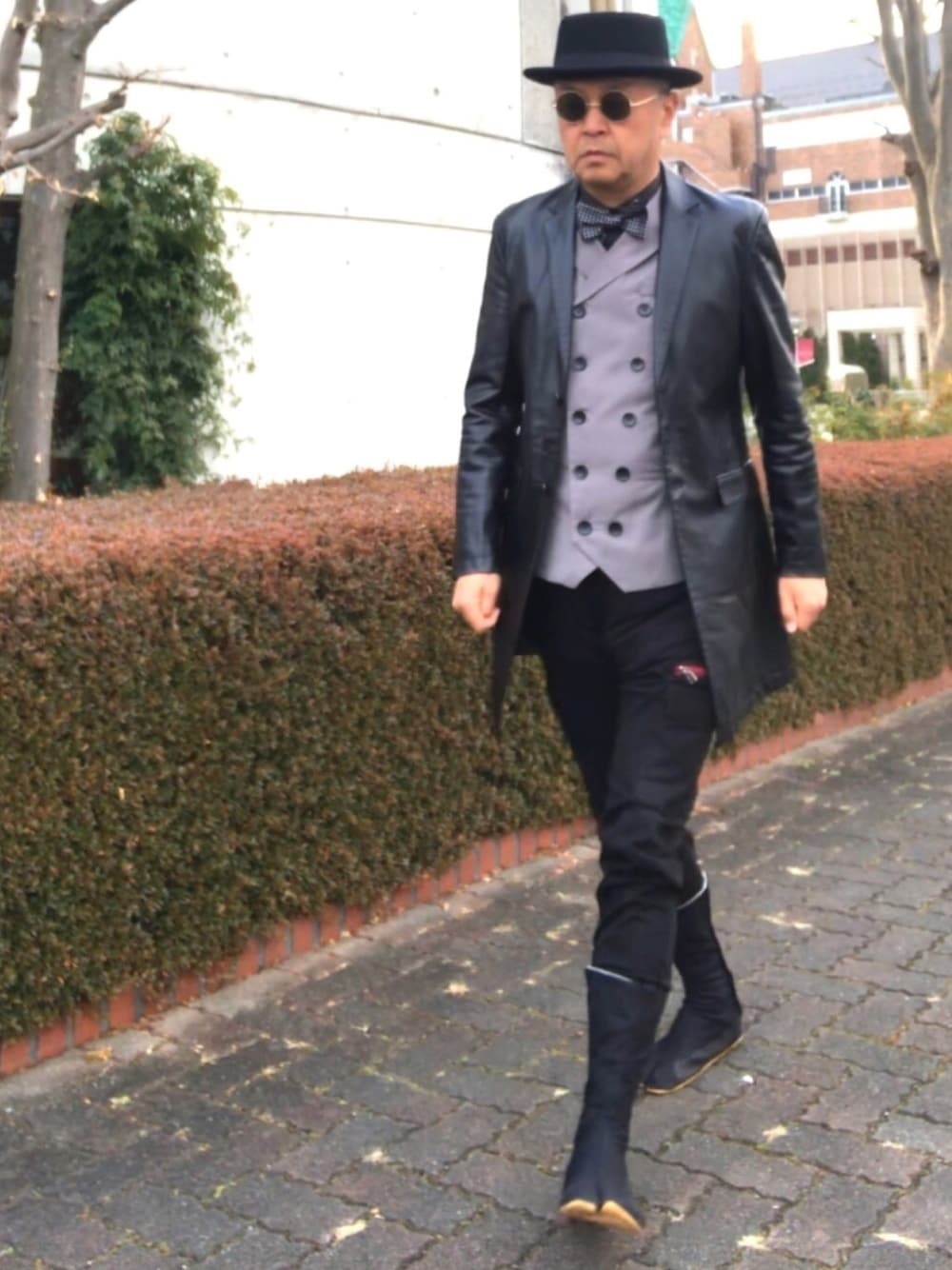 「トラッド、黒コーデ、レザーコート、ポークパイハット、地下足袋」｜「ありがとう！トラッド男性部門1位、2位獲得。のアイテム（その他、その他）」を使った、でゑさん（メンズ・175cm）の冬コーディネートの1枚目の写真