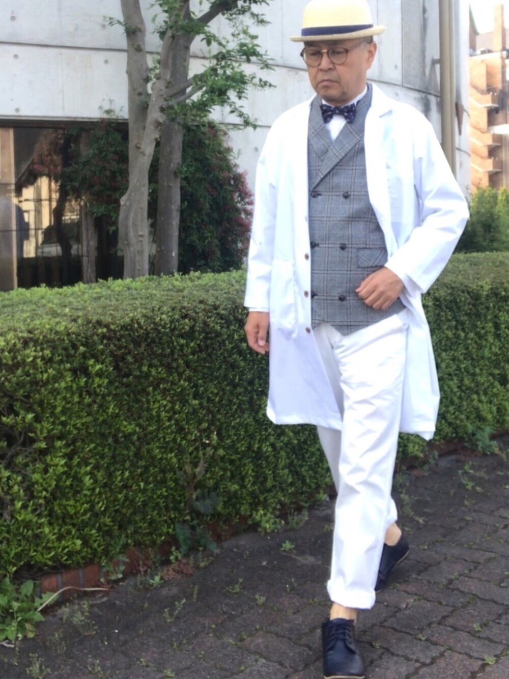 「トラッド、ドクターコート、白パンツ、ウイングカラーシャツ、蝶タイ」｜「中国の新幹線、和階号のアイテム（その他、その他）」を使った、でゑさん（メンズ・175cm）の春コーディネートの1枚目の写真