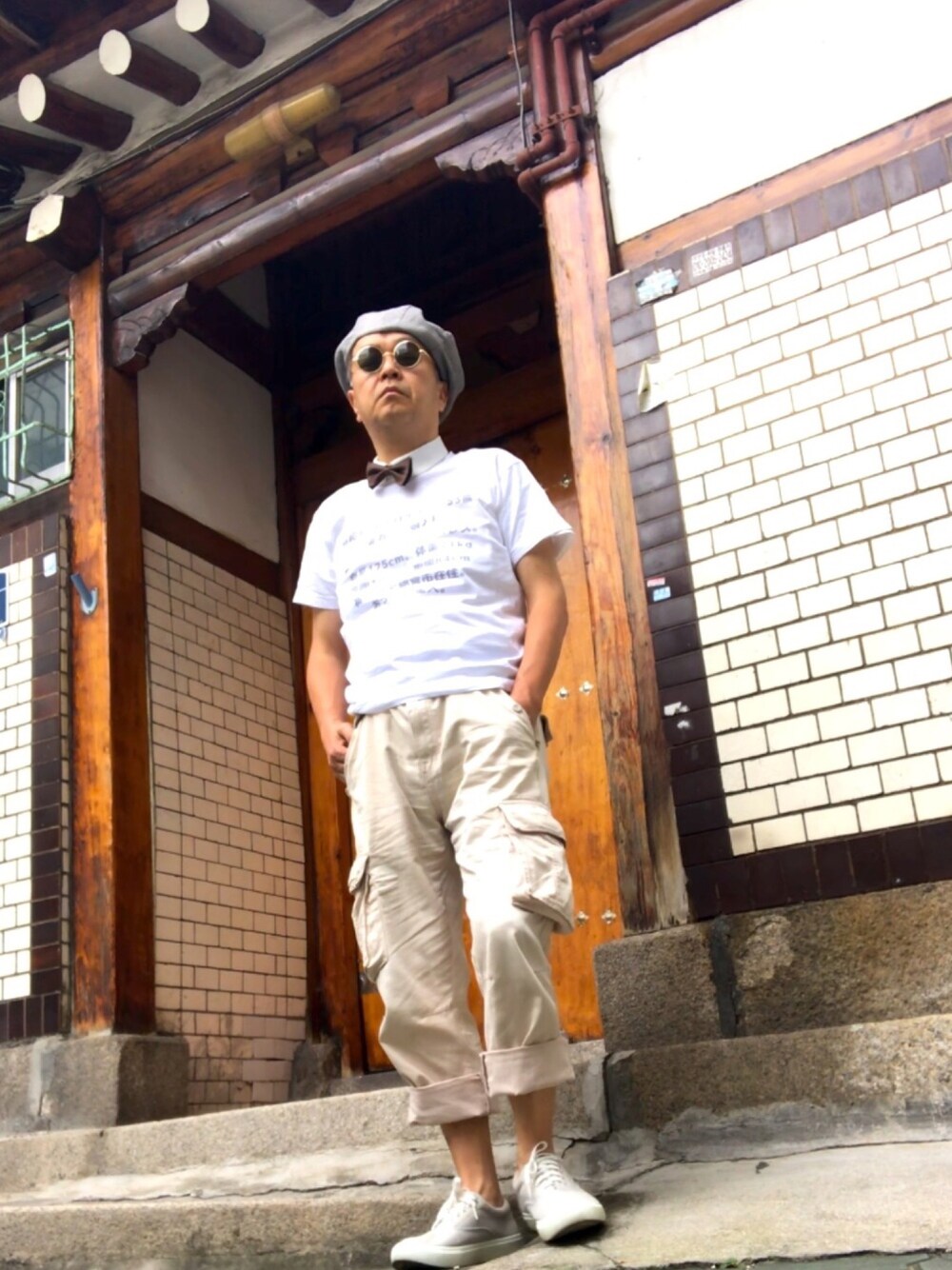 「トラッド、旅行コーデ、Tシャツ、付け襟、蝶タイ」｜「オリジナル自虐Tシャツのアイテム（その他、その他）」を使った、でゑさん（メンズ・175cm）の夏コーディネートの1枚目の写真