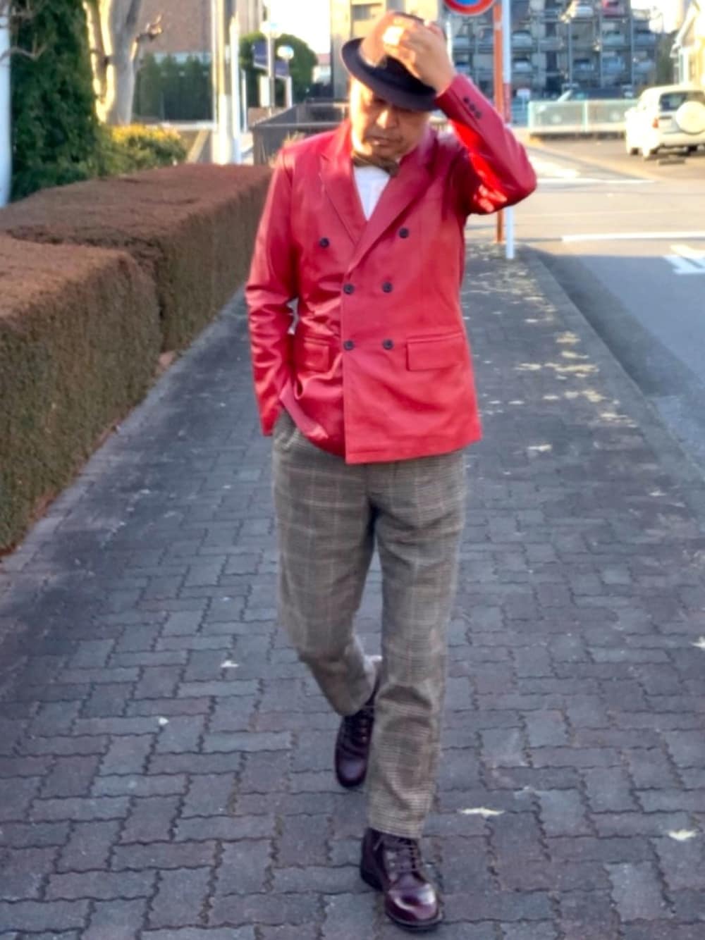 「トラッド、ダブルジャケット、ツイードパンツ、ソフトハット、蝶タイ」｜「インド製レザー　ダブル・ジャケットのアイテム（テーラードジャケット、レッド系）」を使った、でゑさん（メンズ・175cm）の冬コーディネートの1枚目の写真