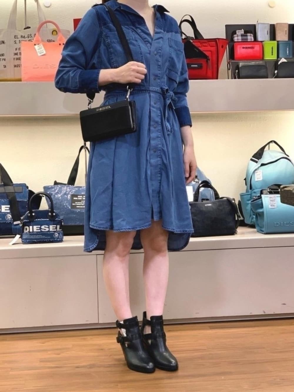 「シャツ好き集まれ、カジュアルコーデ、今日のコーデ、ワンピーススタイル、シンプル、ビックシルエット、きれいめカジュアル、リラックススタイル、デニムワンピース、ラクチンコーデ」｜「DIESELのレディース ワンピース　ツートーンデニムシャツドレス（ワンピース、ブルー系）」を使った、PALUさん（レディース・157cm）の夏コーディネートの1枚目の写真