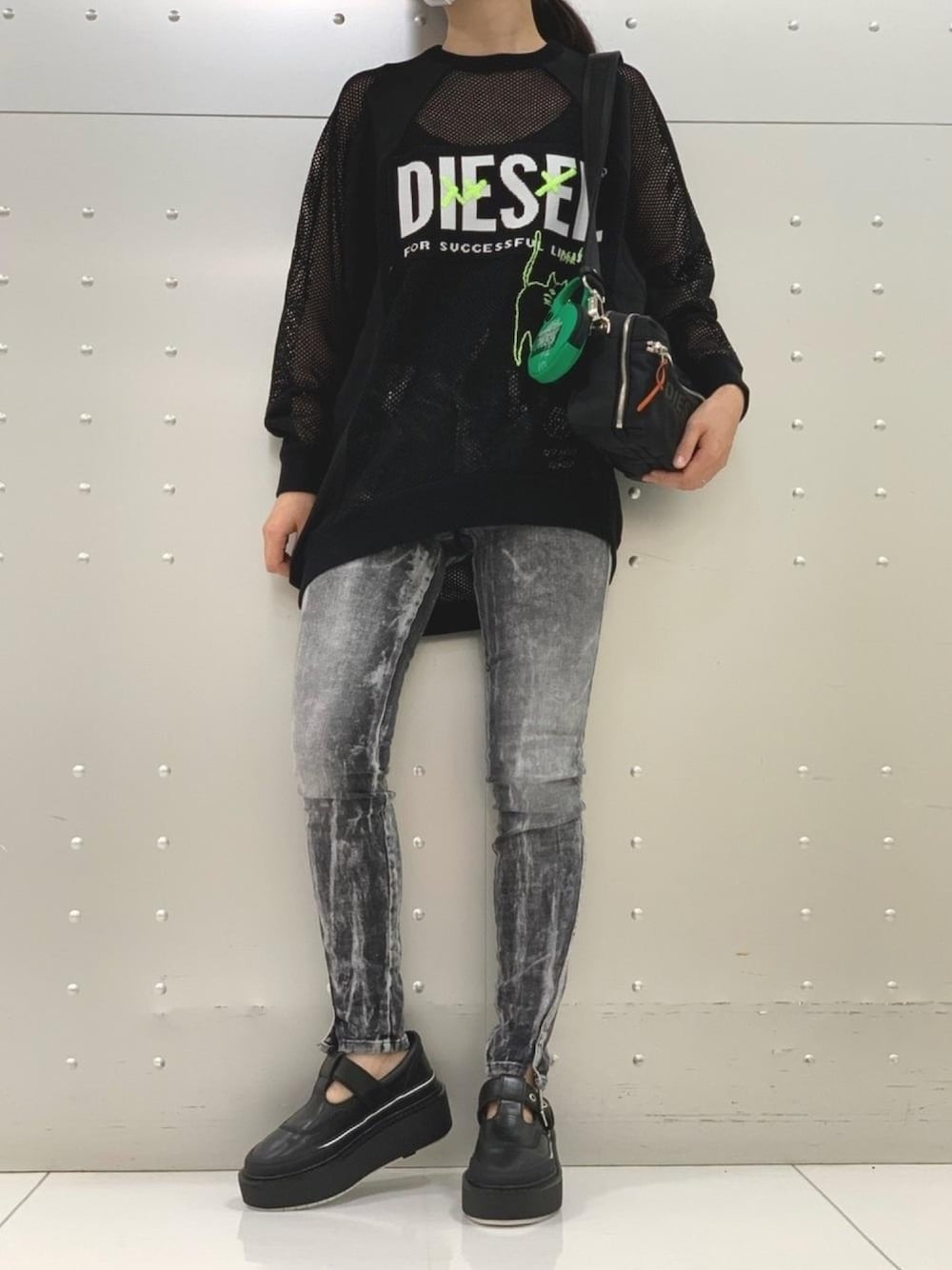 DIESELのデニムパンツを使った「シースルートップス」の人気