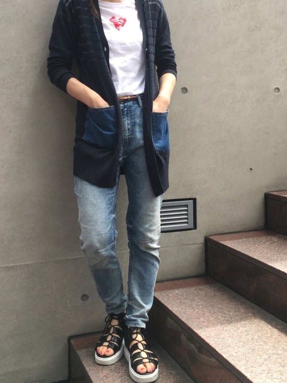 ブルー系のカーディガン/ボレロ、ホワイト系のTシャツ/カットソー、ブルー系のデニムパンツを着用したレディースの夏コーディネートの1枚目の写真