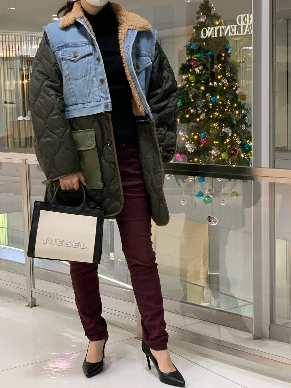 「カジュアルコーデ、オトナ女子、デニムパンツ、UNIQLO、カラーパンツ、ボルドー、タートルネック、デニムジャケット、ボアジャケット、２ＷＡＹ」｜「DIESELのレディース デニム ジョグジーンズボーイフレンドカラーデニムパンツ（デニムパンツ、レッド系）」を使った、PALUさん（レディース・157cm）の秋コーディネートの1枚目の写真