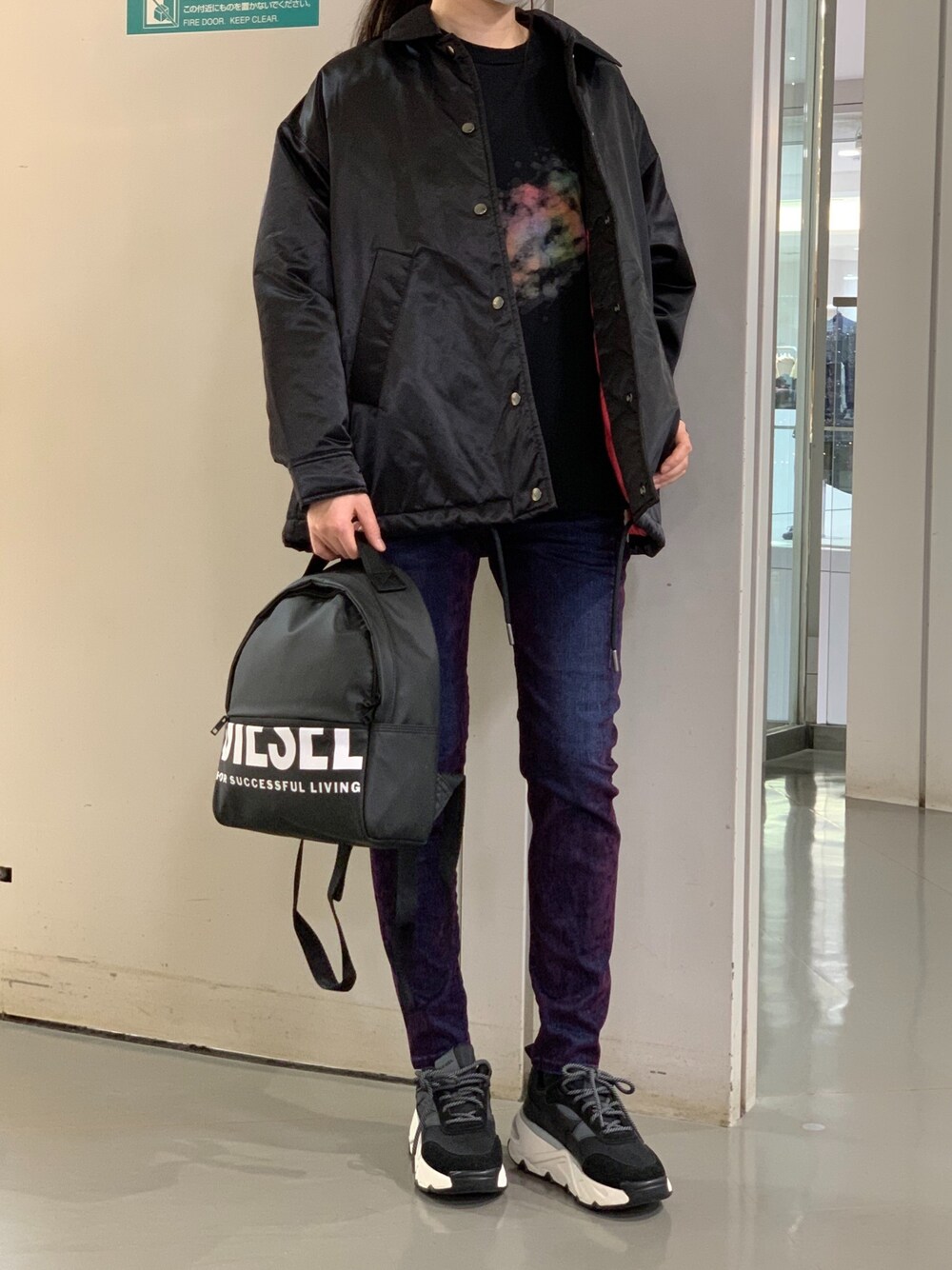 「シンサレート、秋冬コーデ、パンツスタイル、オーバーサイズ、スニーカー、いいね、save、フォローお願いします🤑、ootd、カジュアル、デニム、むらさき」｜「DIESELのレディース ナイロンコーチジャケット（ナイロンジャケット、ブラック系）」を使った、PALUさん（レディース・157cm）の秋コーディネートの1枚目の写真