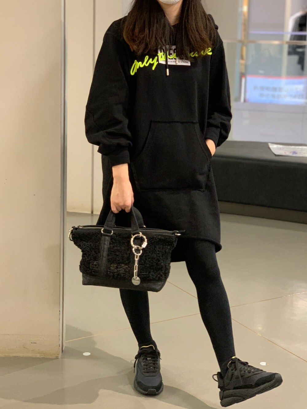 「シンプル、ラクチンコーデ、ブラック、大人カジュアル、ワンピース、ワンピース×スニーカー、ロゴワンピース、タイツ、スニーカー」｜「DIESELのレディース ワンピース スウェット ドレス（ワンピース、ブラック系）」を使った、PALUさん（レディース・157cm）の冬コーディネートの1枚目の写真