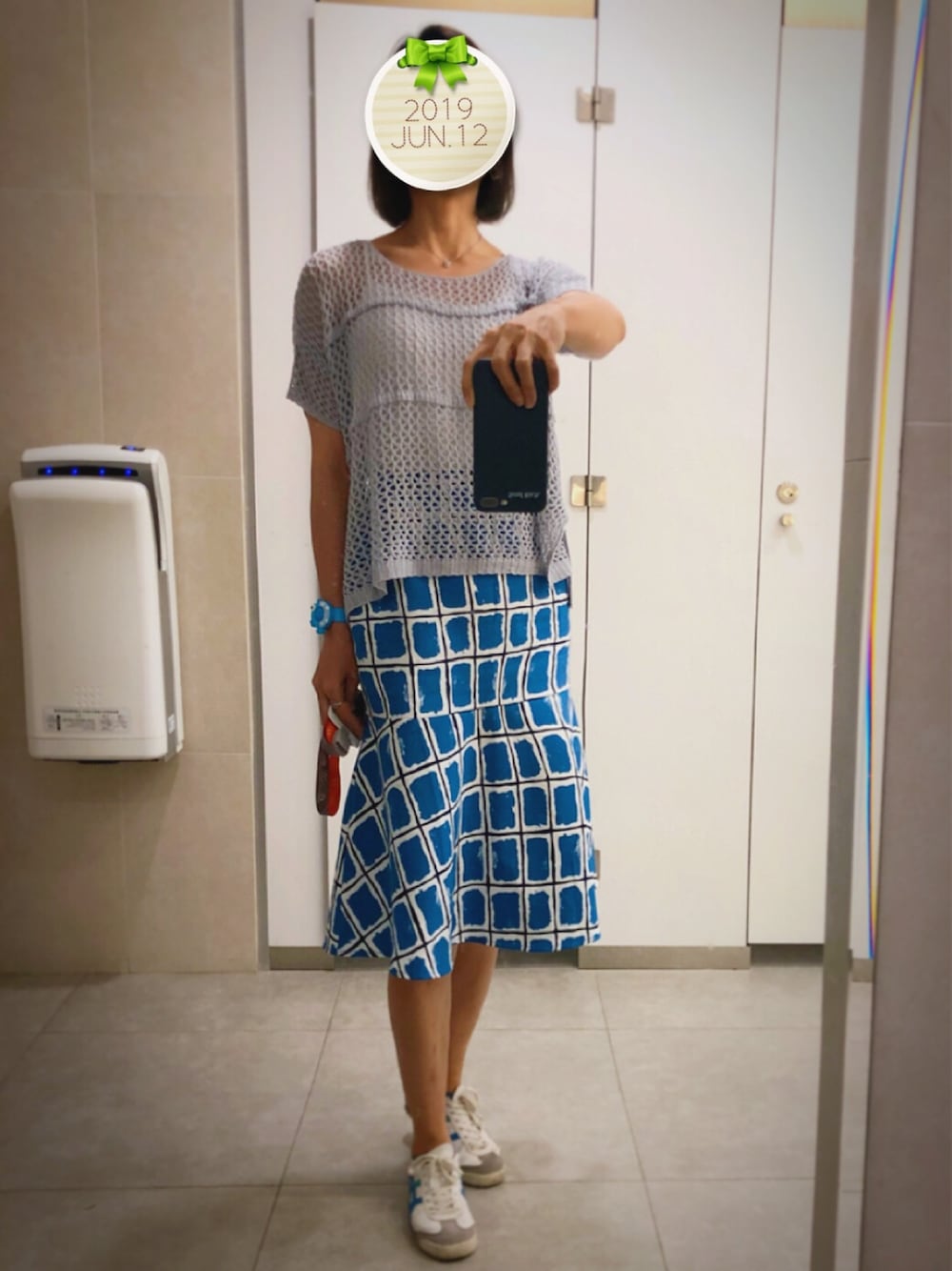 「midiskirt、VINTAGE」｜「Onitsuka Tigerのアイテム（スニーカー、ホワイト系）」を使った、桃猪🍑さん（レディース・165cm）の夏コーディネートの1枚目の写真