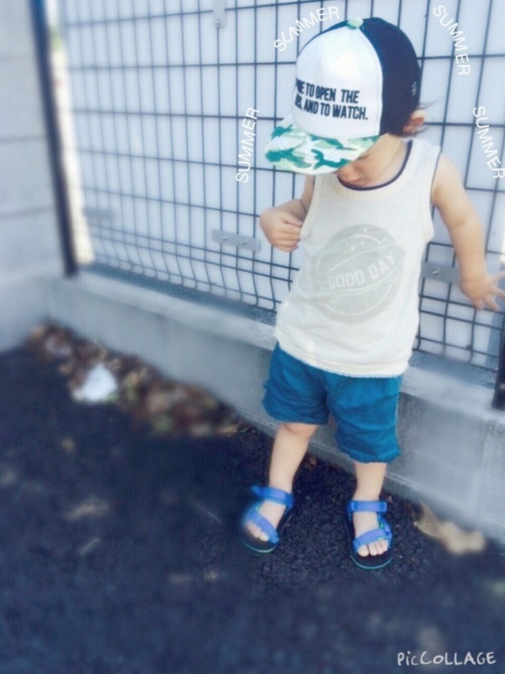 ブルー系のその他パンツ、ブルー系のサンダル、ホワイト系のキャップを着用したキッズの夏コーディネートの1枚目の写真