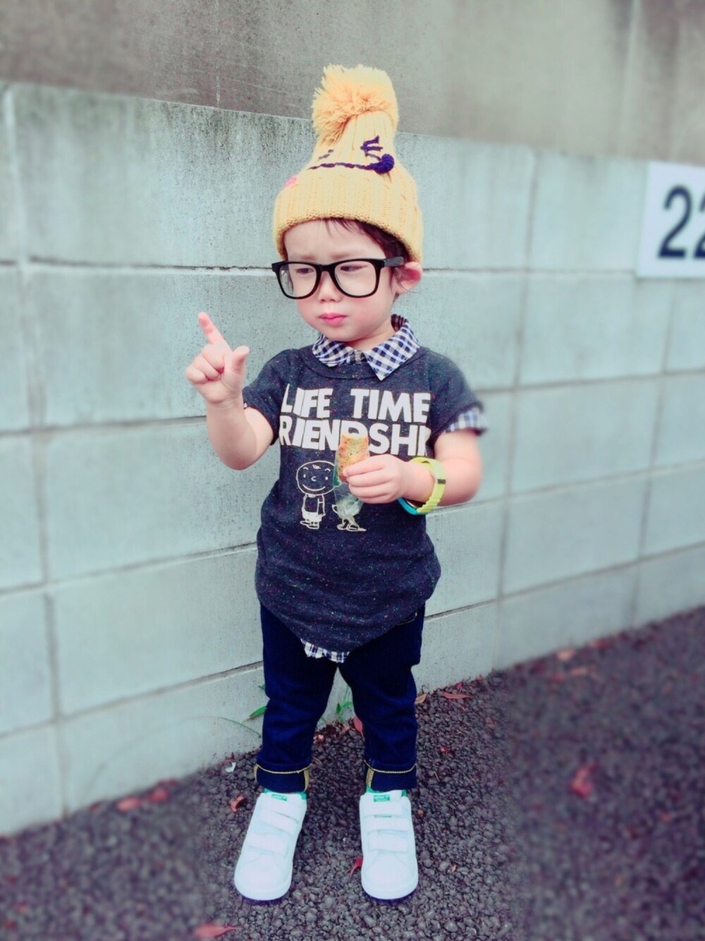 ブラック系のTシャツ/カットソー、ブラウン系のシャツ/ブラウス、ブルー系のデニムパンツを着用したキッズの秋コーディネートの1枚目の写真