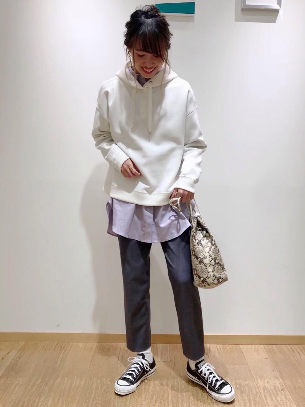 グレー系のその他パンツ、パープル系のシャツ/ブラウス、ブラウン系のスニーカーを着用したレディースの秋コーディネートの1枚目の写真