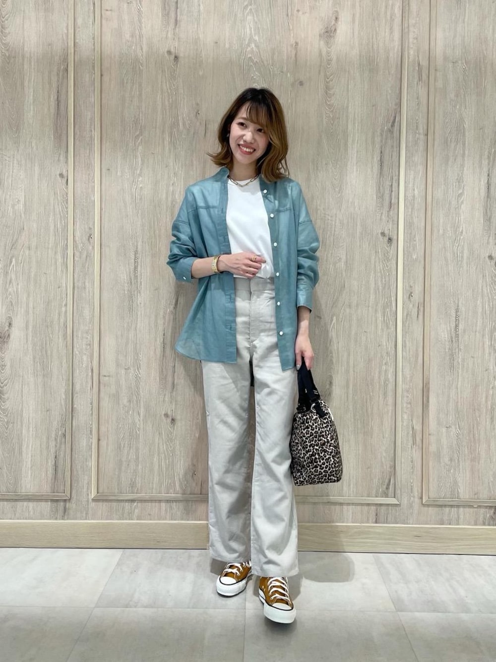 ホワイト系のTシャツ/カットソー、その他のショルダーバッグ、ベージュ系のその他パンツを着用したレディースの夏コーディネートの1枚目の写真