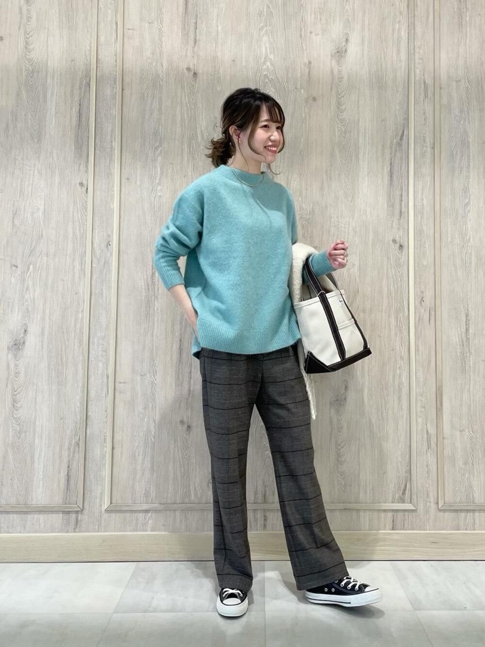 「スニーカー、トレンド、リラックス、👟バッグ、トラベル /リゾート、アウトドア/アスレジャー、ニット/セーター、ぱんつ、□骨格ウェーブ」｜「green label relaxingのFFC チェーン ショート ネックレス（ネックレス、その他）」を使った、西村（nishimura）さん（レディース・163cm）の秋コーディネートの1枚目の写真