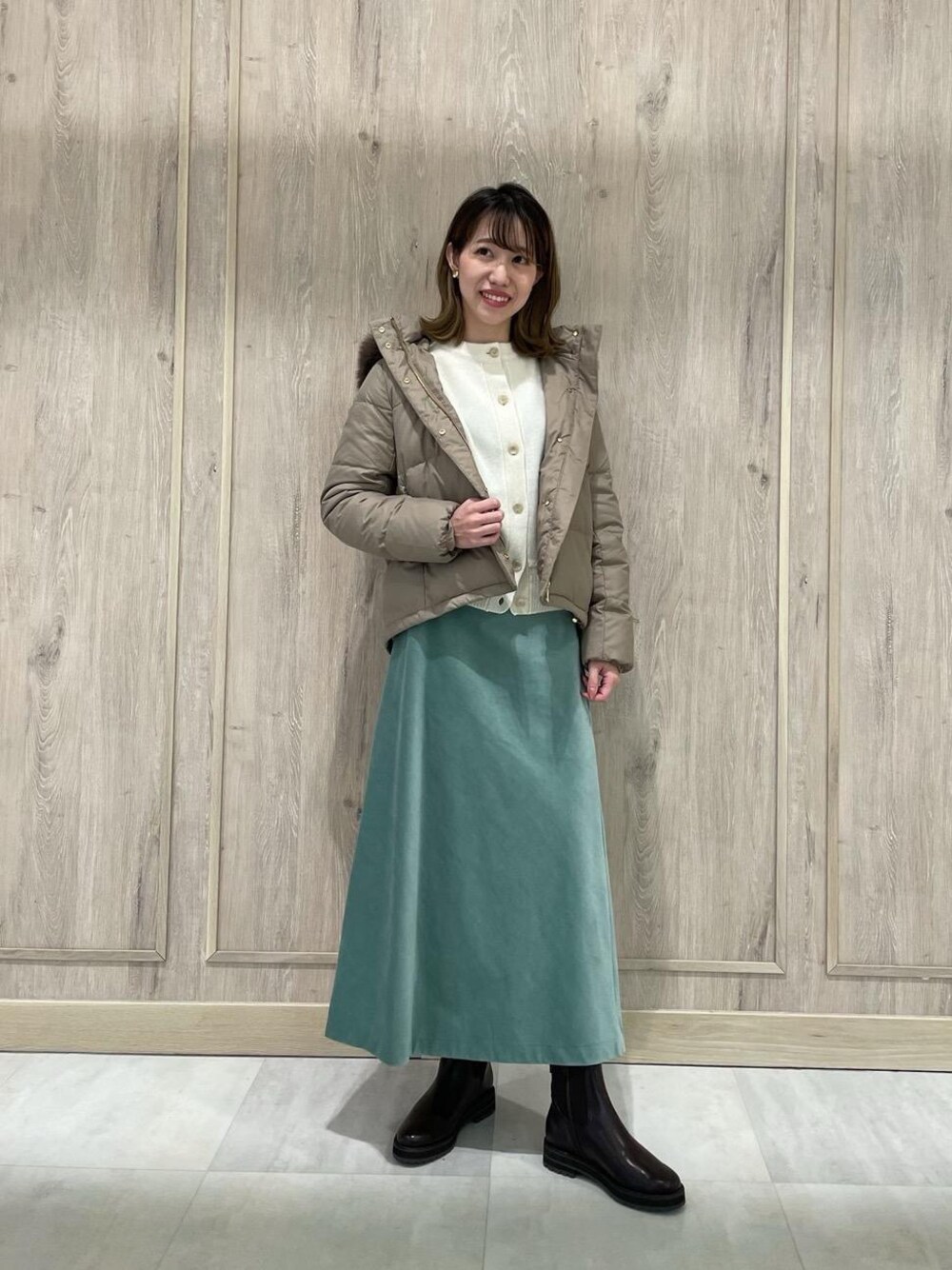 「カーディガン、スカート、ダウン、フェミニン、トラベル /リゾート、ニット/セーター、□骨格ウェーブ、ぶーつ、あうたー」｜「green label relaxingのファー フード ショート ダウン コート（ダウンジャケット/コート、ベージュ系）」を使った、西村（nishimura）さん（レディース・163cm）の秋コーディネートの1枚目の写真