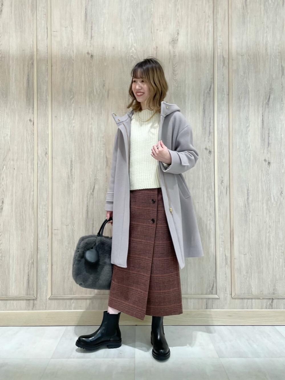 「トレンド、スカート、サイドゴアブーツ、フェミニン、👟バッグ、トラベル /リゾート、ニット/セーター、□骨格ウェーブ、あうたー」｜「green label relaxingのNEW FUR エコバッグ付き 2WAY バッグ（トートバッグ、グレー系）」を使った、西村（nishimura）さん（レディース・163cm）の秋コーディネートの1枚目の写真