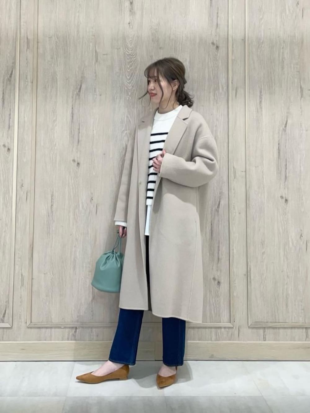 ホワイト系のTシャツ/カットソー、ベージュ系のチェスターコート、グリーン系のショルダーバッグを着用したレディースの冬コーディネートの1枚目の写真