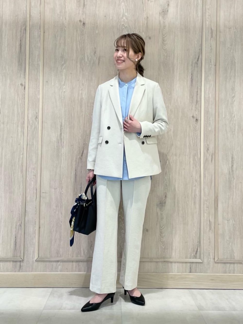 ブルー系のシャツ/ブラウス、ブラック系のショルダーバッグ、ブラック系のパンプスを着用したレディースの冬コーディネートの1枚目の写真