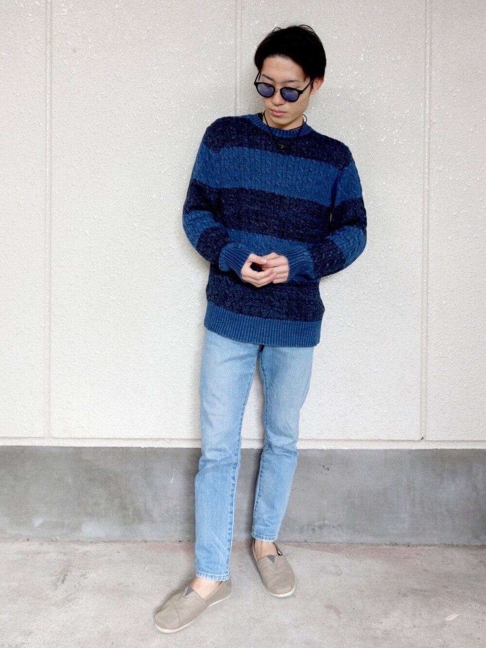 「RonHerman、ボーダーニット、サーフスタイル、サーフ系、toms、スリッポン、春めきシューズ」｜「Ron Hermanのアイテム（ニット/セーター、ブルー系）」を使った、ゆーせーさん（メンズ・160cm）の春コーディネートの1枚目の写真