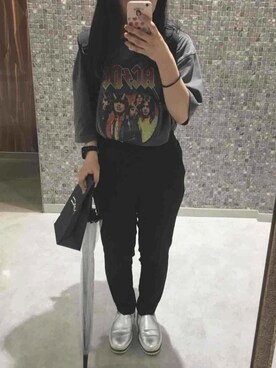 「E hyphen world gallery（イーハイフンワールドギャラリー）のアーティスト Tシャツ（Tシャツ/カットソー、グレー系）」を使った、みち🌙さん（レディース）の春コーディネート