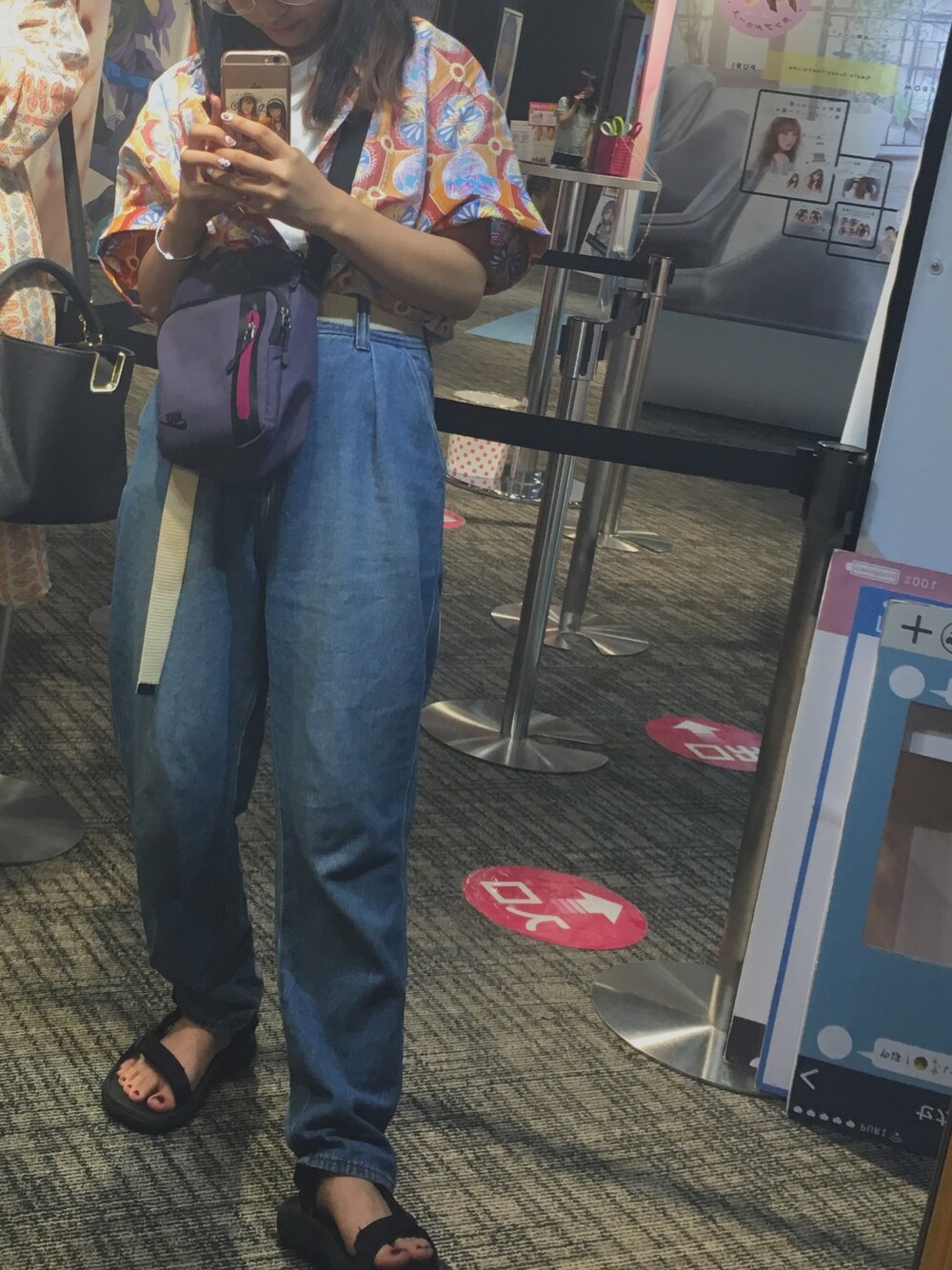 オレンジ系のシャツ/ブラウス、ブルー系のデニムパンツ、ブラック系のサンダルを着用したレディースの夏コーディネートの1枚目の写真