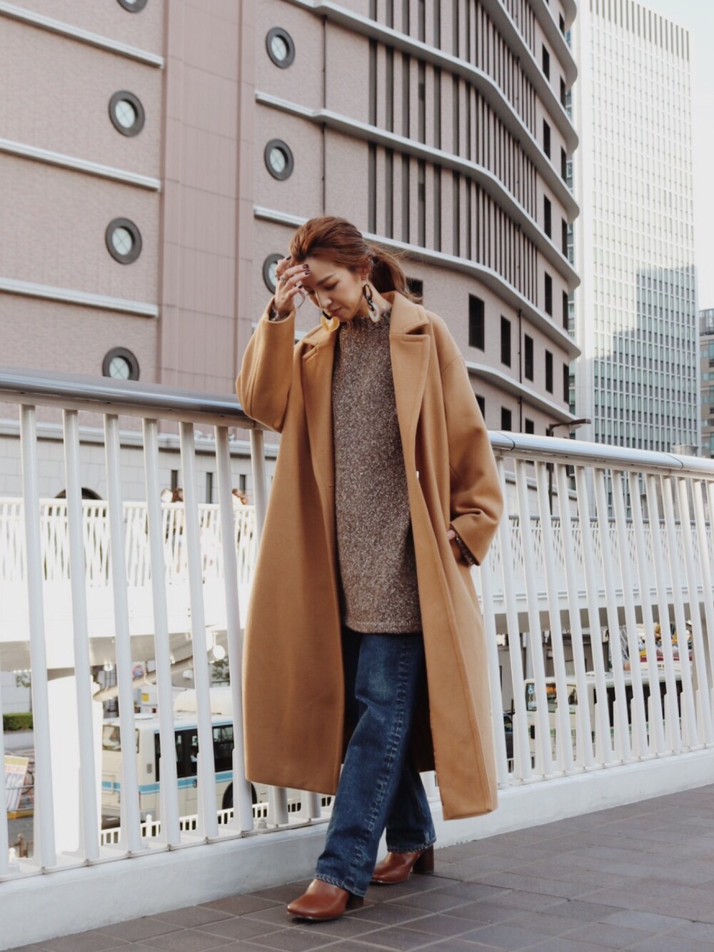 「パンツスタイル、デニム、ロングコート、ブラウンニット、キャメルアウター、ワイドデニム、ラフスタイル」｜「Ungridのボトルネックバックスリットニット（ニット/セーター、ブラウン系）」を使った、福本 茉以さん（レディース・160cm）の冬コーディネートの1枚目の写真