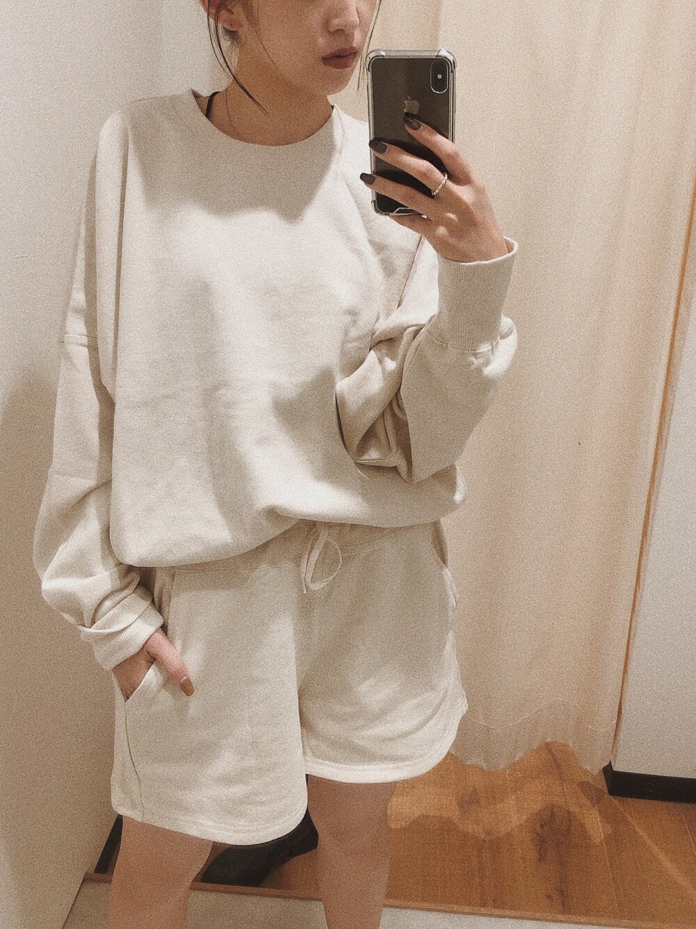 ホワイト系のスウェット、ベージュ系のその他を着用したレディースの秋コーディネートの1枚目の写真