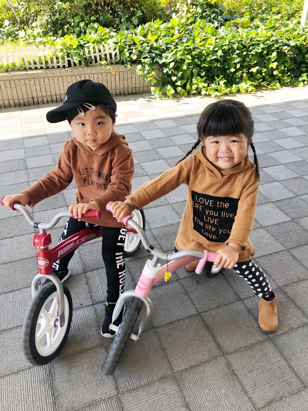 「双子、双子コーデ、ブラウンコーデ、ストリート服が好き、キッズコーデ、グローバルワーク(GLOBAL WORK)、ヒラキ、ヒラキッズ、BREEZE」｜「ヒラキのアイテム（ブーツ、ブラウン系）」を使った、hanetoraさん（キッズ・90cm）の秋コーディネートの1枚目の写真