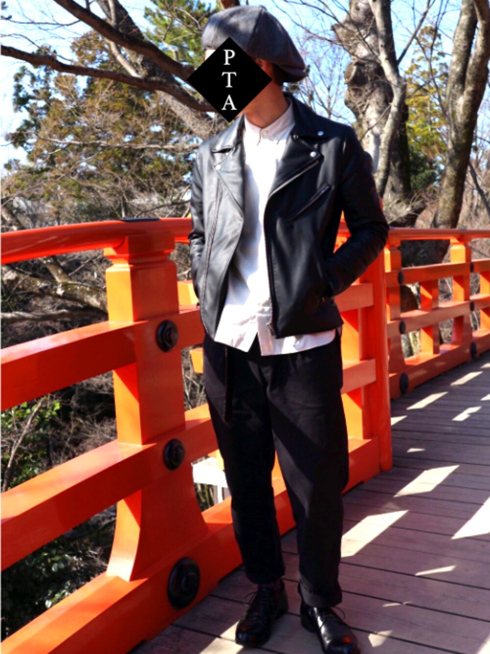 ブラック系のドレスシューズ、ブラック系のライダースジャケット、ブラック系のチノパンツを着用したメンズの春コーディネートの1枚目の写真