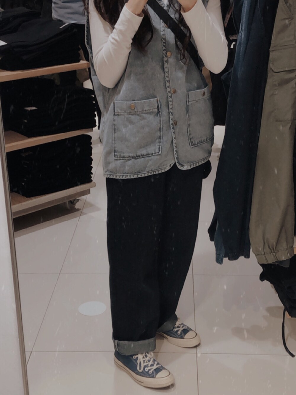 「ootd、converse、工装」｜「CONVERSEのCONVERSE ALL STAR 100 COLORS OX (ブルー)（スニーカー、ブルー系）」を使った、Lxchingggさん（レディース・158cm）の冬コーディネートの1枚目の写真