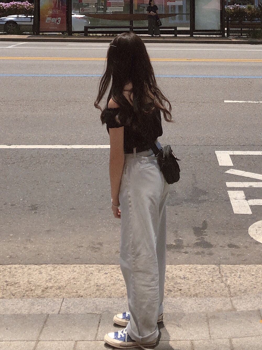 ブラック系のTシャツ/カットソー、ブラック系のトップス、ブラック系のショルダーバッグを着用したレディースの春コーディネートの1枚目の写真