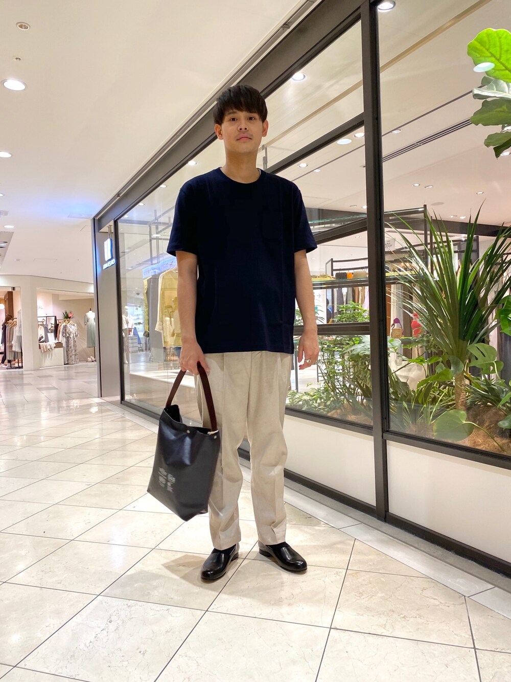 「シンプル、オトナカジュアル、Tシャツ、アーバンリサーチ、URBAN RESEARCH、loopwheeler、LOWERCASE、foot the coacher、夏コーデ」｜「LOOPWHEELERの【別注】LOWERCASE×LOOPWHEELER　ヘヴィウェイトポケットTシャツ（Tシャツ/カットソー、ブルー系）」を使った、カネミツさん（メンズ・181cm）の夏コーディネートの1枚目の写真