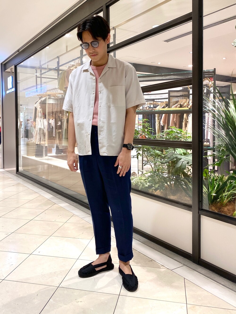 「夏コーデ、大人カジュアル、スラックス、シャツスタイル、サンダル」｜「KANEKO OPTICALのKANEKO OPTICAL×URBAN RESEARCH　UR-15SG（サングラス、ブラック系）」を使った、カネミツさん（メンズ・181cm）の夏コーディネートの1枚目の写真