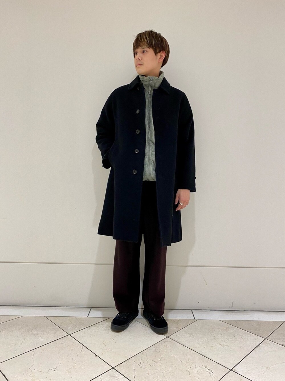 「冬コーデ、ミリタリー、スニーカー、ワイドパンツ、ロングコート、ボア、ネイビー、グリーン、ボルドー、ブラック」｜「URBAN RESEARCHのウールメルトンバルカラーコート（ステンカラーコート、ブルー系）」を使った、カネミツさん（メンズ・181cm）の冬コーディネートの1枚目の写真