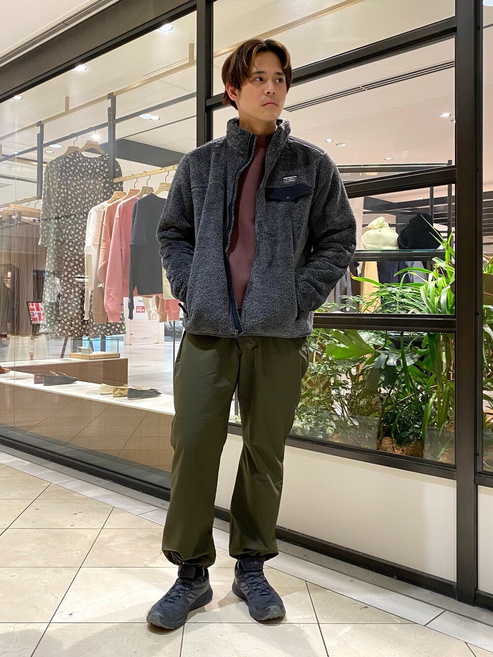 「ボアジャケット、大人カジュアル、グレー、カーキ、アウトドアスタイル、L.L Bean」｜「L.L.BeanのL.L.Bean　HIGHPILE FULLZIP JACKET（ブルゾン、グレー系）」を使った、カネミツさん（メンズ・181cm）の冬コーディネートの1枚目の写真