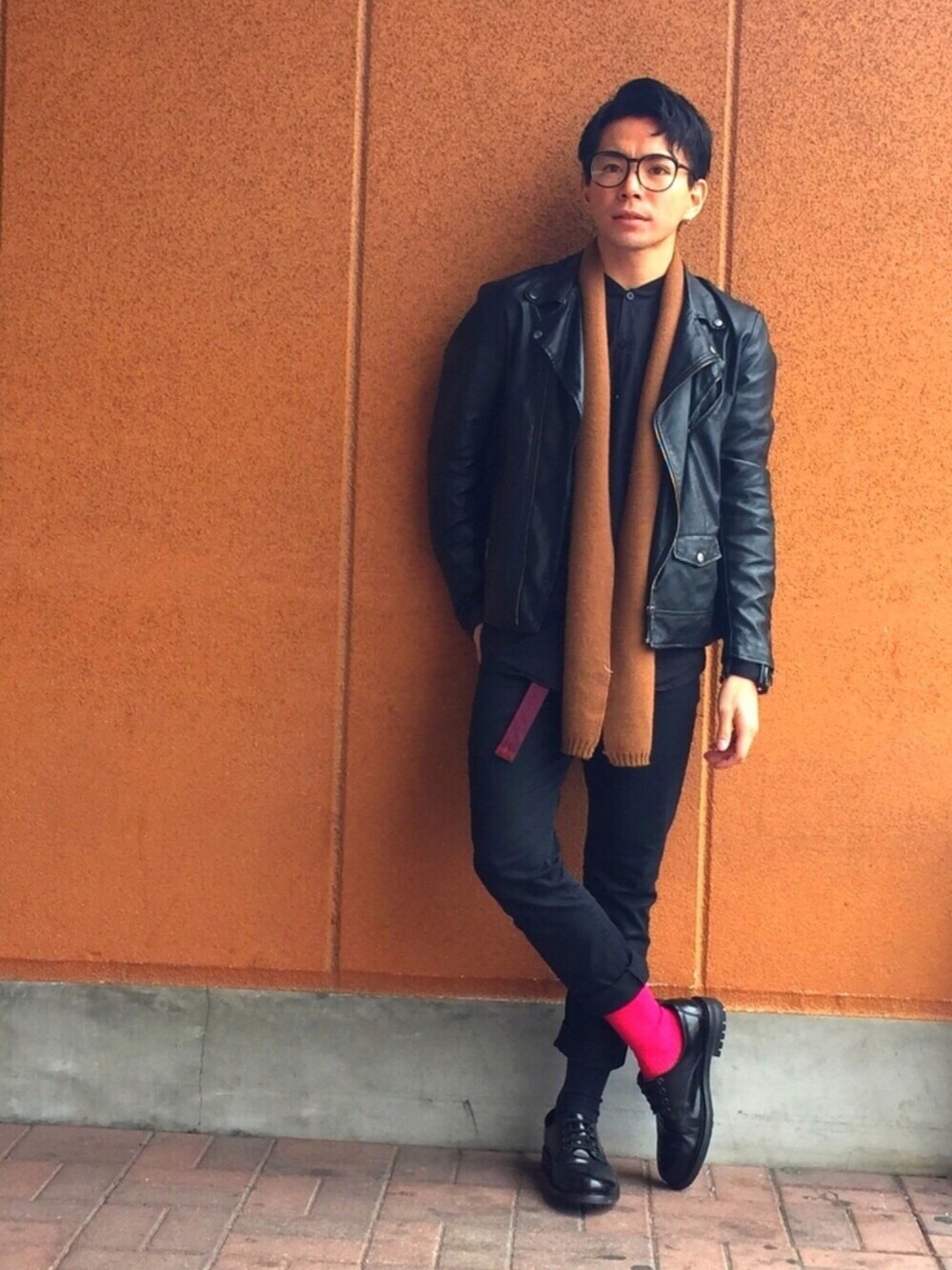 ブラック系のライダースジャケット、ブラック系のその他パンツ、ブラック系のドレスシューズを着用したメンズの冬コーディネートの1枚目の写真