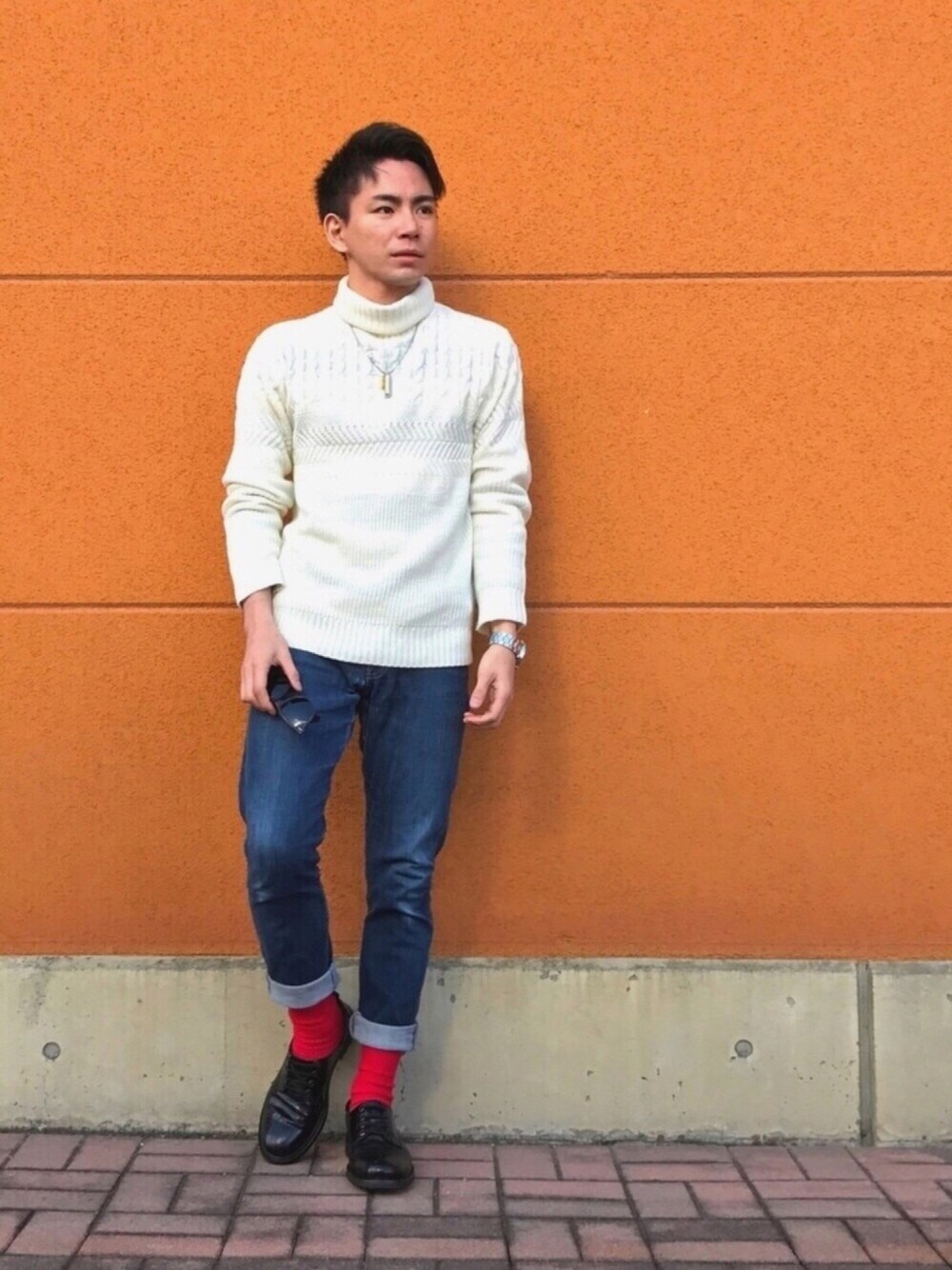 ブルー系のデニムパンツ、ブラック系のドレスシューズ、ホワイト系のニット/セーターを着用したメンズの冬コーディネートの1枚目の写真