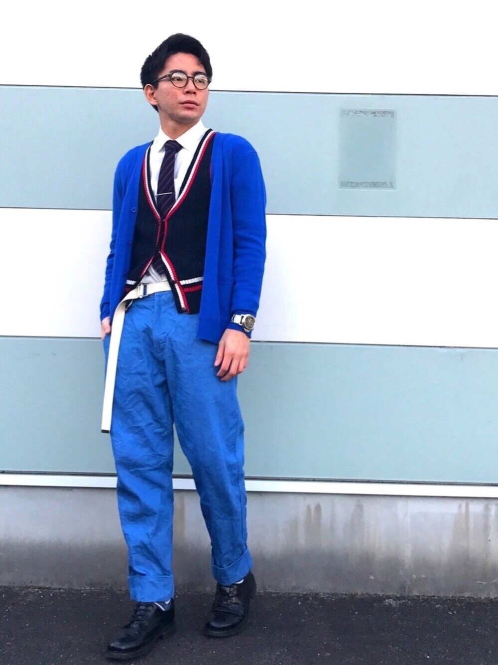 ブルー系のデニムパンツ、ブルー系のカーディガン/ボレロ、ブラック系のドレスシューズを着用したメンズの冬コーディネートの1枚目の写真