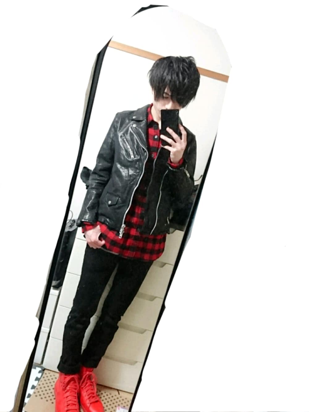 ブラック系のライダースジャケット、レッド系のシャツ/ブラウス、ブラック系のTシャツ/カットソーを着用したメンズの冬コーディネートの1枚目の写真