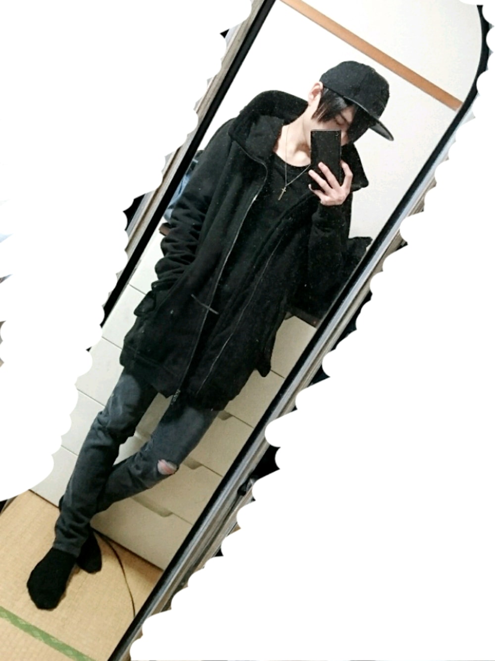 ブラック系のパーカー、ブラック系のTシャツ/カットソー、グレー系のデニムパンツを着用したメンズの冬コーディネートの1枚目の写真