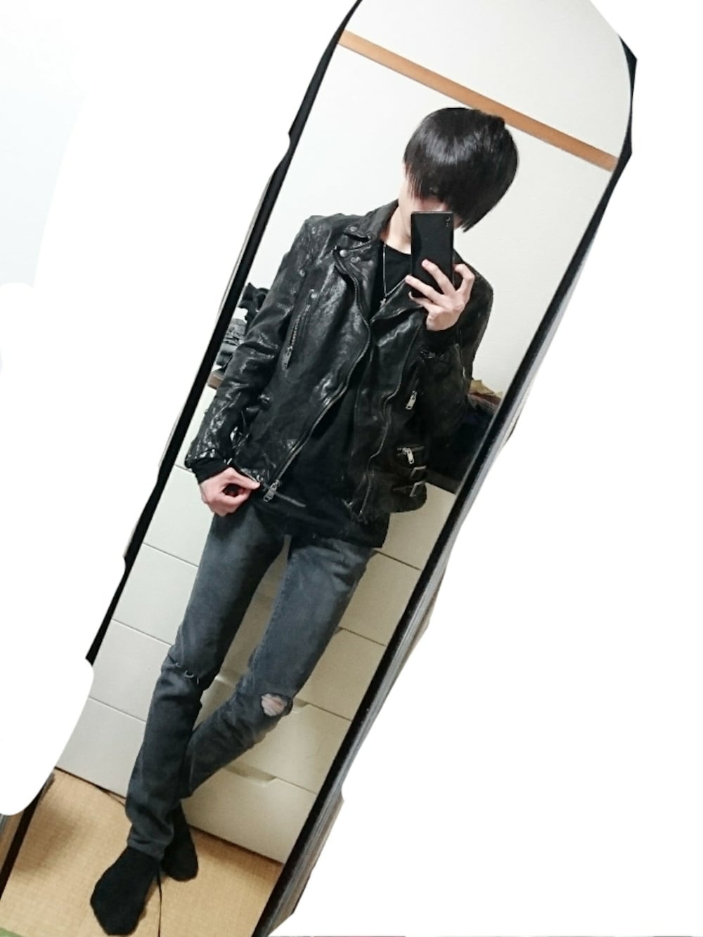 ブラック系のライダースジャケット、ブラック系のTシャツ/カットソー、グレー系のデニムパンツを着用したメンズの冬コーディネートの1枚目の写真