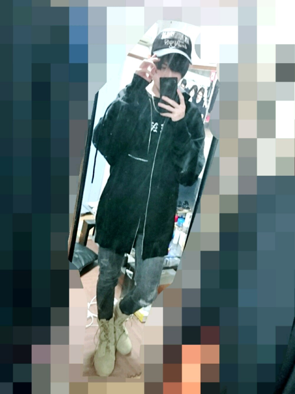 ブラック系のパーカー、グレー系のデニムパンツ、ベージュ系のブーツを着用したメンズの秋コーディネートの1枚目の写真