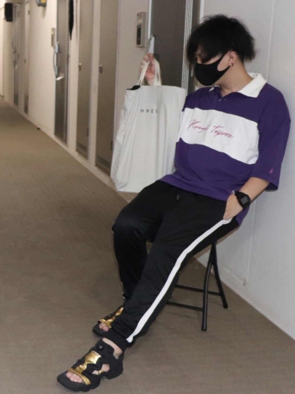 ブラック系のサンダル、ブラック系のその他パンツ、パープル系のポロシャツを着用したメンズの夏コーディネートの1枚目の写真