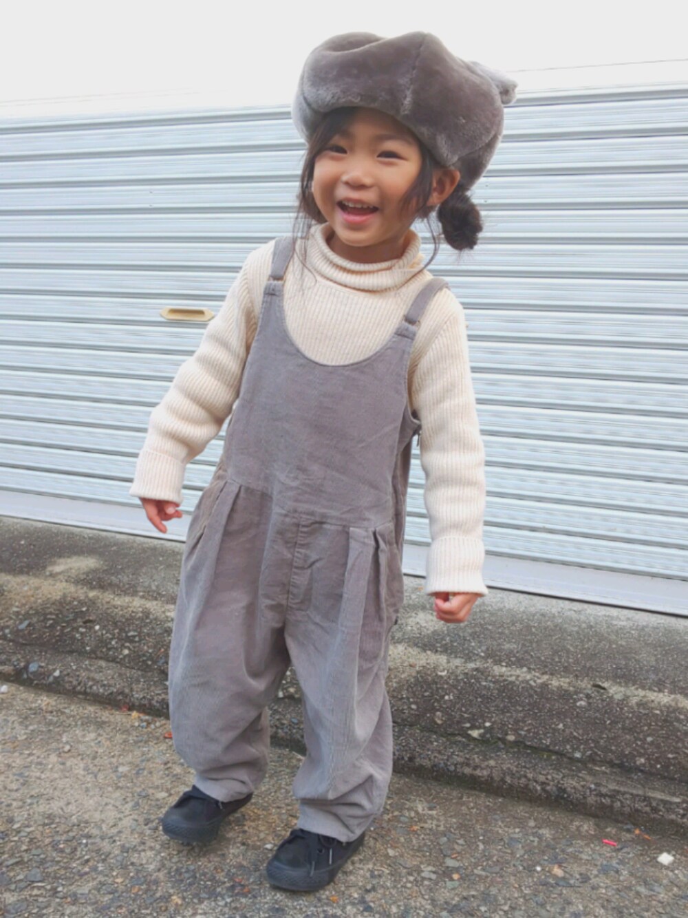 「ブリーズ、女の子、4歳、シンプルコーデ、モノトーン、キッズファッション、帽子、おちびさん」｜「CONVERSEの【CONVERSE/KIDS】CHILD ALL STAR N Z HI 32712047（スニーカー、ブラック系）」を使った、kokoronnnさん（キッズ・90cm）の冬コーディネートの1枚目の写真