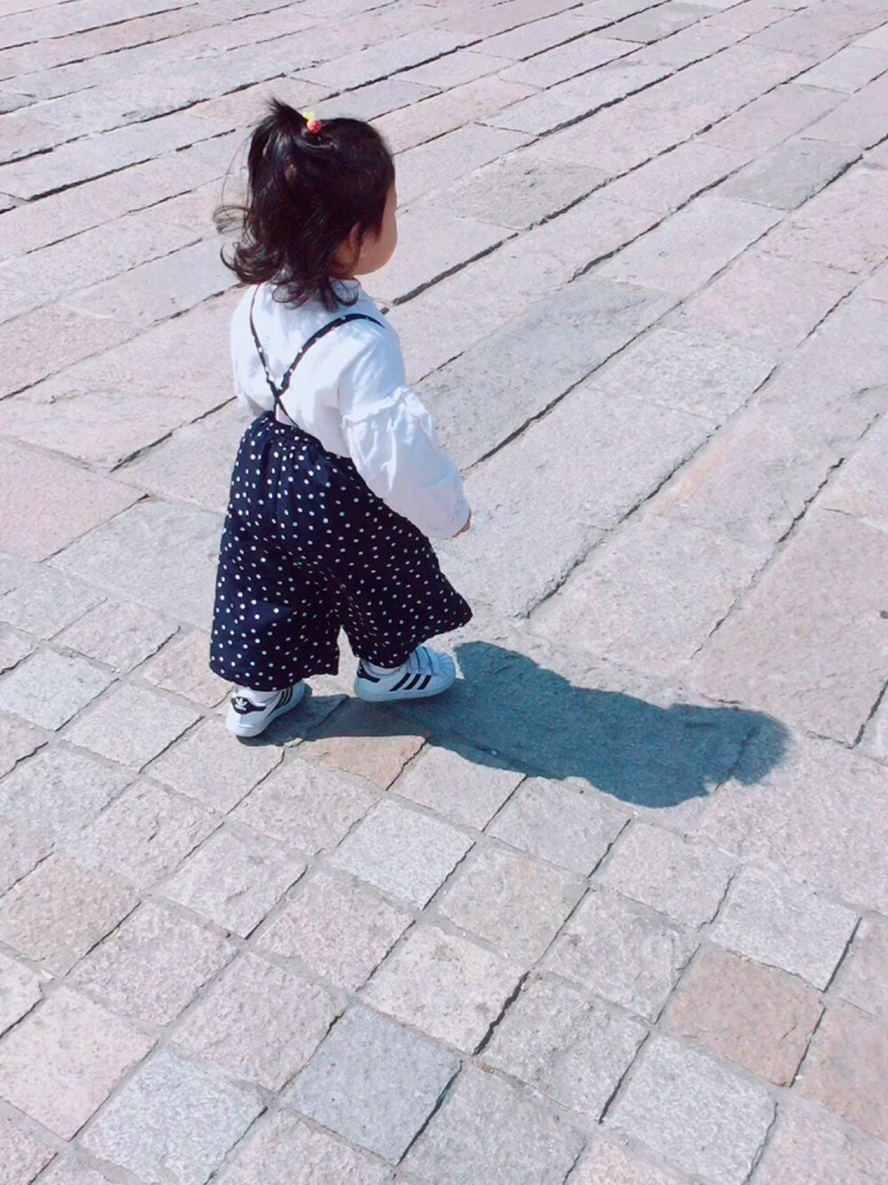 「春」｜「BRANSHESのアイテム（サロペット/オーバーオール、その他）」を使った、满杺诺さん（キッズ・90cm）の春コーディネートの1枚目の写真