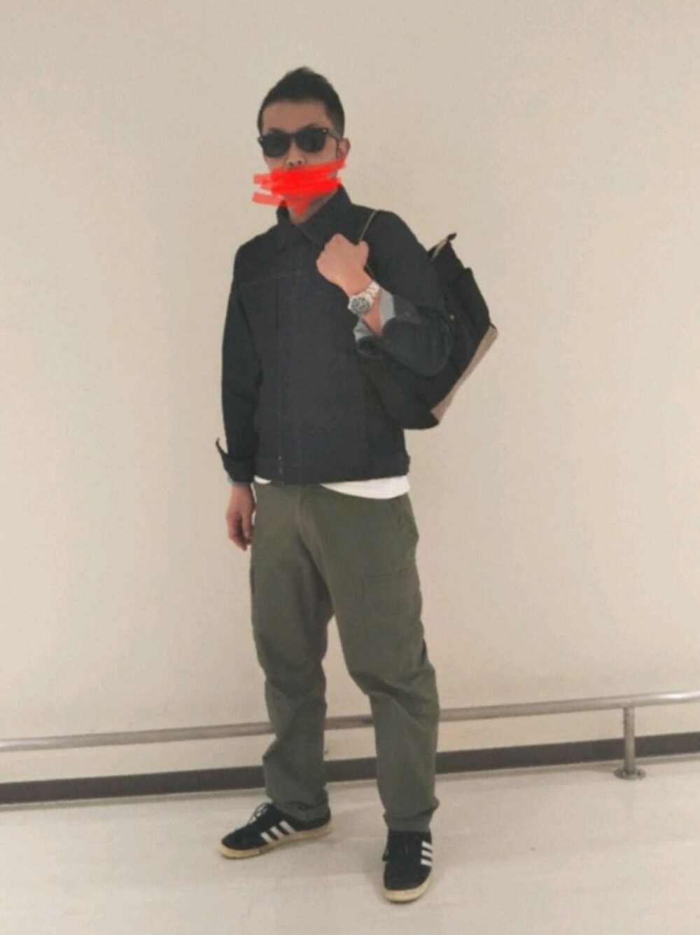 「ユニクロ、UNIQLO、無印良品、アディダス、adidas、カーゴパンツ、プチプラ、デニムジャケット、はるコーデ、Gジャン」｜「無印良品のアイテム（デニムジャケット、ブルー系）」を使った、タイガーさん（メンズ・172cm）の春コーディネートの1枚目の写真