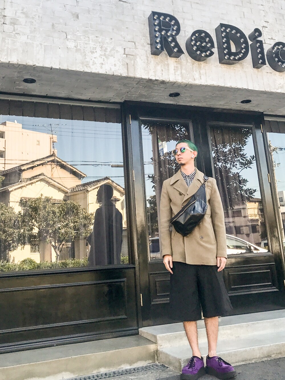 「秋のコーデ、シンプルコーデ、ワイドパンツ、黒、黒パンツ、90’s、コート、サングラス」｜「N.HOOLYWOODのアイテム（ピーコート、ベージュ系）」を使った、マサカドショウタさん（メンズ・170cm）の秋コーディネートの1枚目の写真