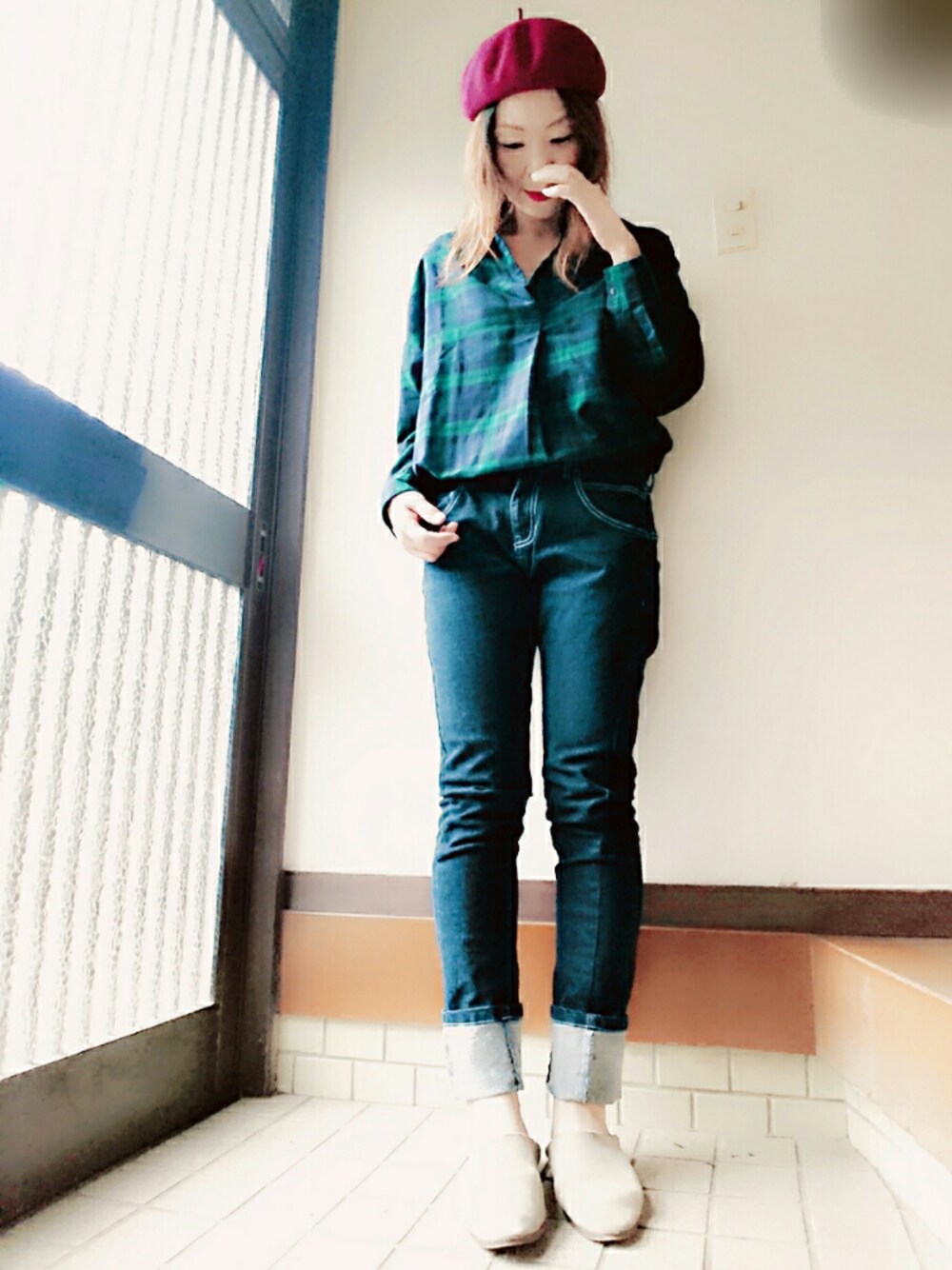 グリーン系のシャツ/ブラウス、グリーン系のラッピングキットを着用したレディースの秋コーディネートの1枚目の写真