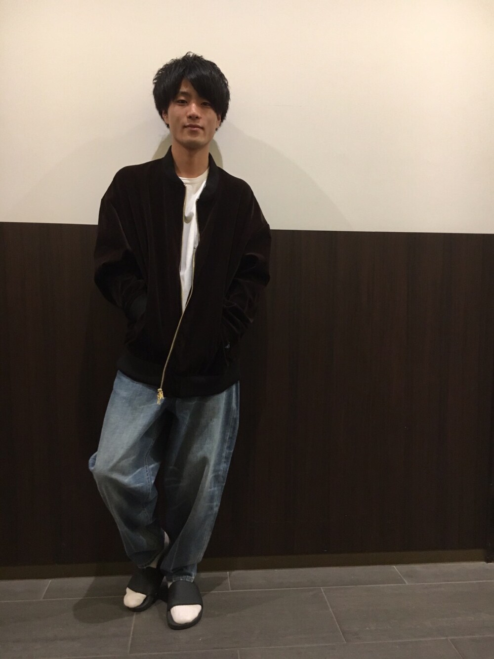 「アキコーデ、秋のコーデ、オーバーサイズ、ワイドデニム、靴下 × サンダル、サンダル、白Tシャツ、先取りコーデ、ブラウン、デニム」｜「GGDのアイテム（MA-1、ブラウン系）」を使った、GRAND GLOBALつくば店さん（メンズ・173cm）の夏コーディネートの1枚目の写真