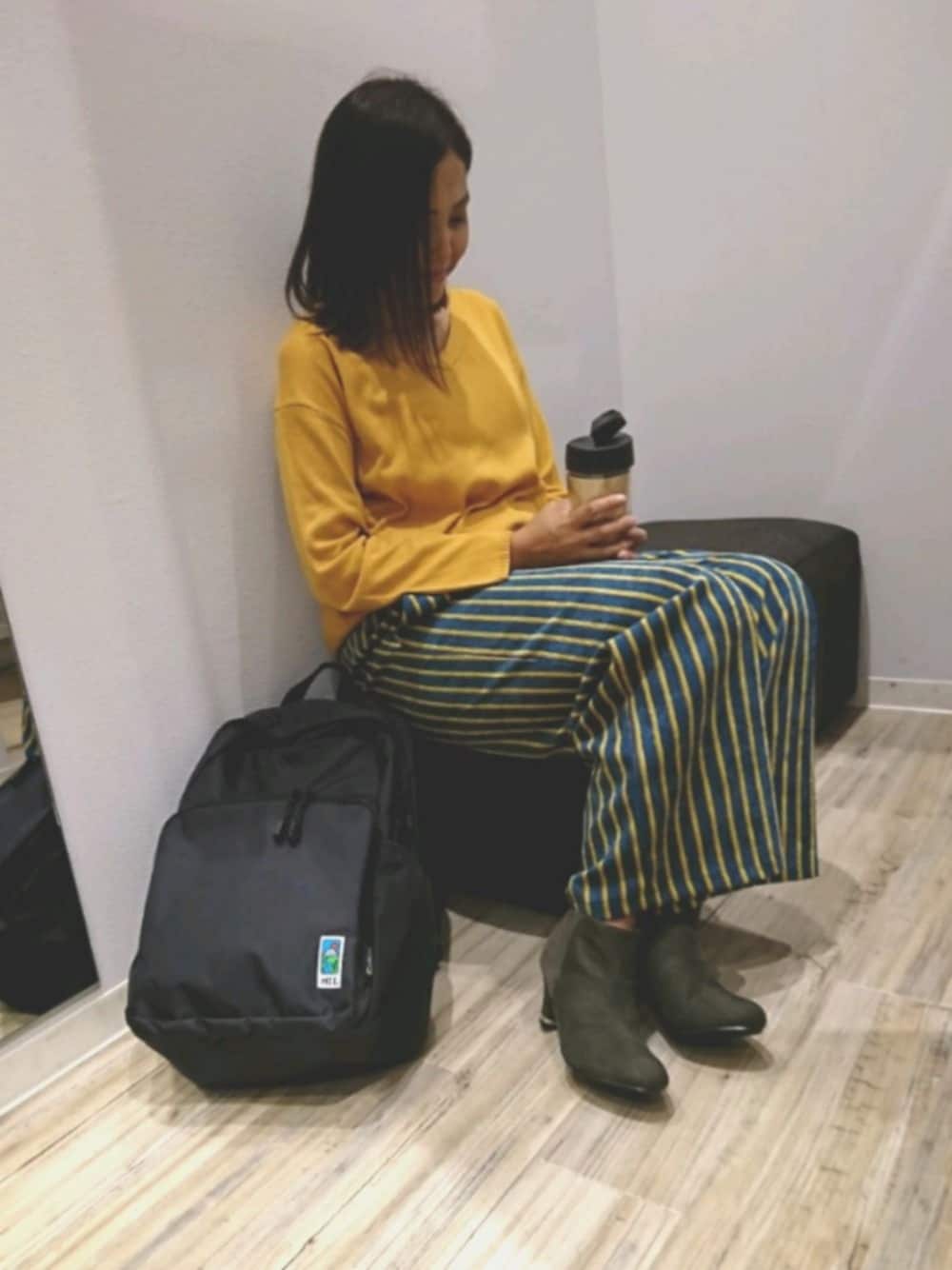 グリーン系のその他パンツ、ブラック系のバックパック/リュック、グリーン系のブーティを着用したレディースの秋コーディネートの1枚目の写真